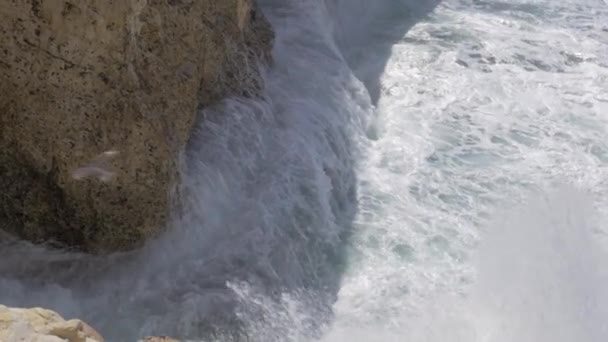 Όταν στη θάλασσα και συνεδρίαση του εδάφους. ROSH Hanikra θαλασσινό σκηνικό — Αρχείο Βίντεο