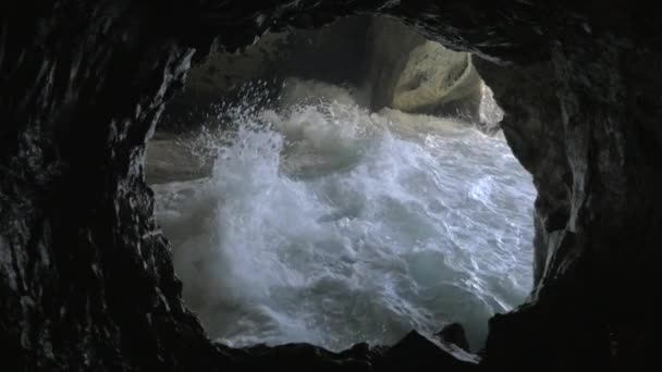 Gruta Rosh Hanikra com vista para o mar agitado — Vídeo de Stock