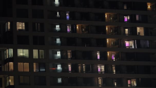 Yüksek katlı otel binası gece görünümü — Stok video