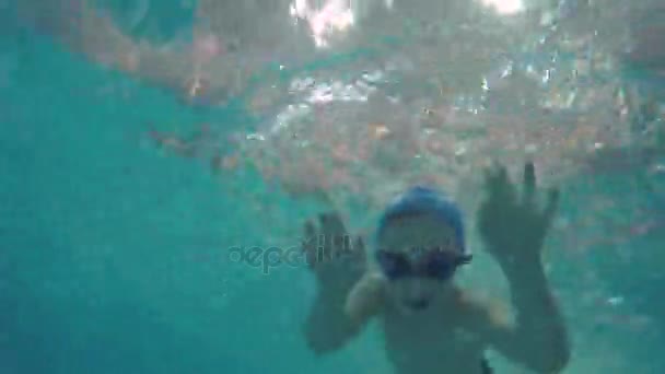 Treinamento infantil em piscina — Vídeo de Stock