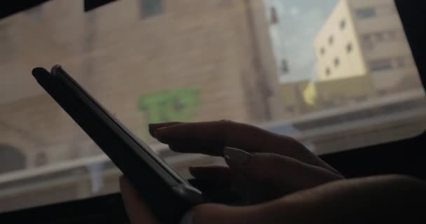 Σερφάρισμα στο internet στο κινητό τηλέφωνο στο τρένο — Αρχείο Βίντεο