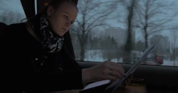 Femme d'affaires en train travaillant avec pad et papiers — Video