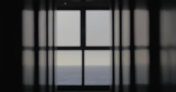 Pohled z okna na modrou nekonečné moře — Stock video