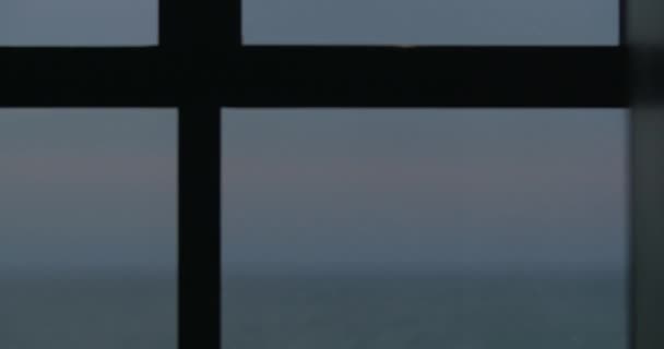 Blick aus dem Fenster auf das abendliche Meer — Stockvideo