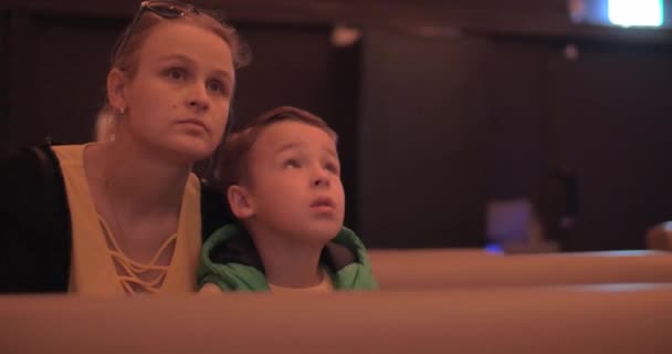 Mamá y el niño pasar el ocio en el cine — Vídeo de stock