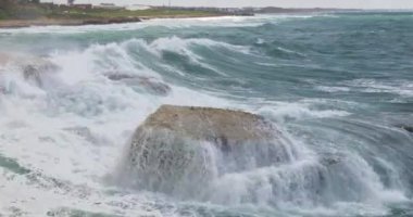 Rosh Hanikra kıyı ve deniz dalgaları kaya kırma