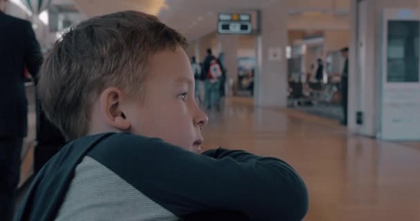Barn på rörliga gångväg på flygplatsen — Stockvideo