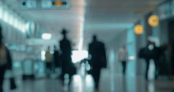 Αίθουσα αεροδρομίου με περπάτημα ανθρώπων, σφαιρικό διαθλαστικό σφάλμα εμφάνισε — Αρχείο Βίντεο