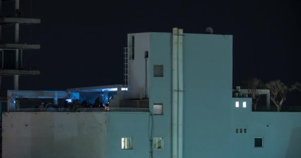Время танцующих людей на ночной вечеринке на крыше — стоковое видео