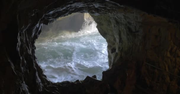 Rosh Hanikra grottoes med grov sjö — Stockvideo