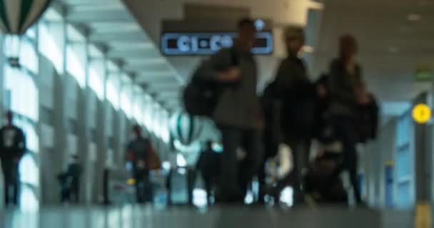 Timelapse de la circulation des personnes dans le hall de l'aéroport — Video