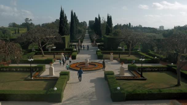 バハイ庭園は、人気のある観光地です。エーカー、イスラエル — ストック動画