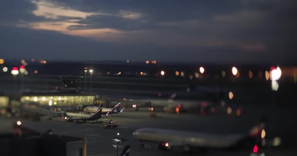 Timelapse av upptagen Sheremetyevo flygplats nattetid, Moskva — Stockvideo