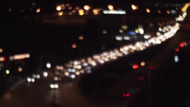 Autoverkeer in nacht stad, defocus — Stockvideo