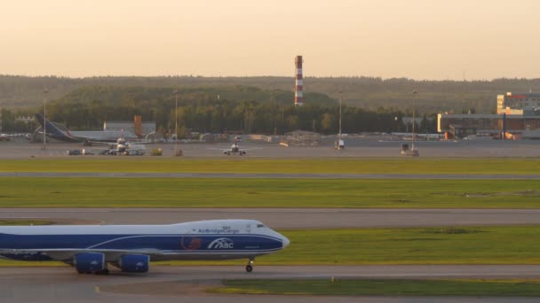 Cargo flygplan körning till landningsbanan i Sheremetyevo Airport, Moskva — Stockvideo