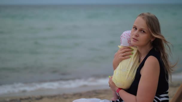 Sad mum with baby near the sea — Stock Video