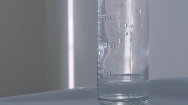 Стеклянная бутылка с водой и сосками в родильном доме — стоковое видео