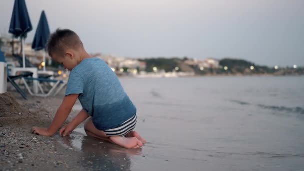 Kind spielt am Strand. Sommerferien — Stockvideo