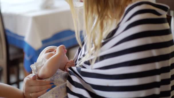 Moeder met baby dochter in handen — Stockvideo