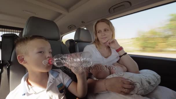 Mamá con dos niños teniendo viaje en coche — Vídeo de stock