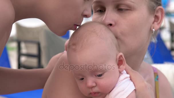 男孩亲吻婴孩姐妹和妈妈 — 图库视频影像
