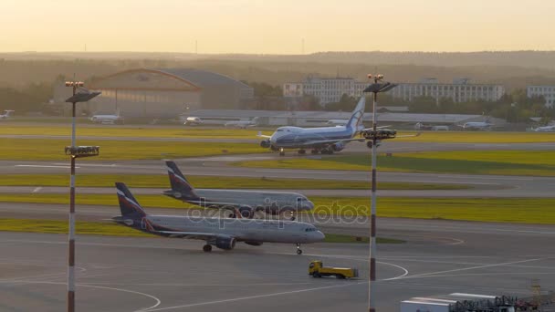 Conduite d'avions à l'aéroport de Sheremetyevo au coucher du soleil, Moscou — Video