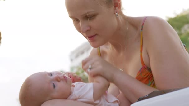 Ze is gelukkig te zijn van een moeder — Stockvideo