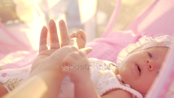 Mère touchant la main de bébé fille — Video