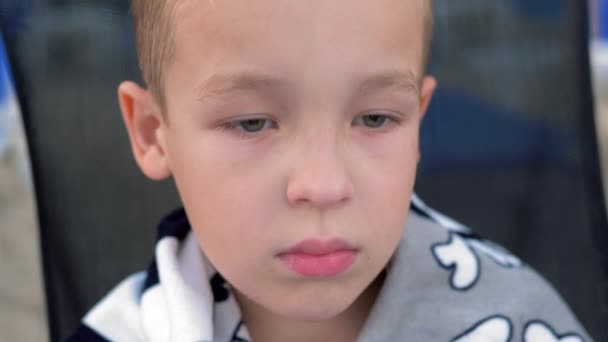 Tankeväckande pojke inlindad i handduk efter bad i havet — Stockvideo