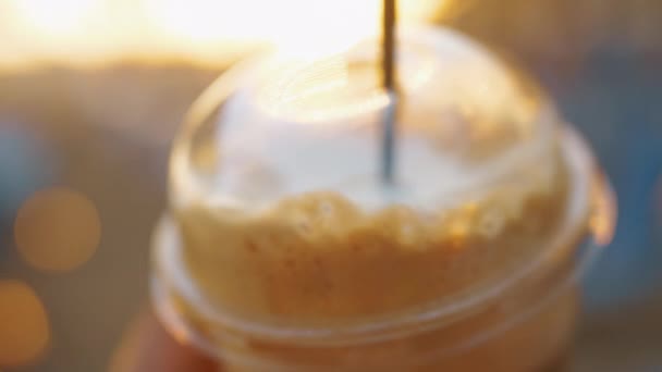 夕日の光で飲む冷たいコーヒーのテイクアウト — ストック動画