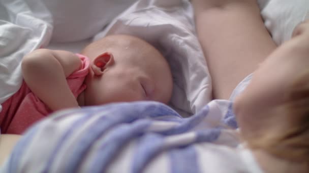 Femme breasfteeding bébé couché dans le lit — Video