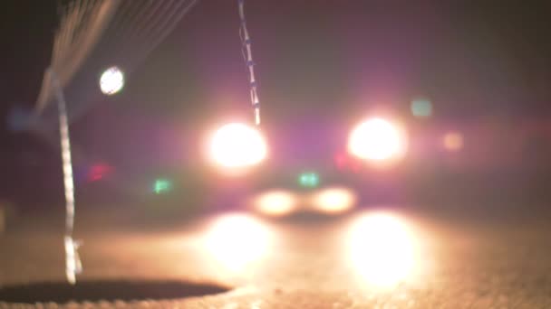 Автомобиль с яркими фарами ездит ночью — стоковое видео