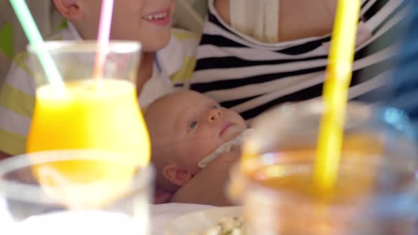 Fiú baba húga a csók a szeretet kifejezésének — Stock videók