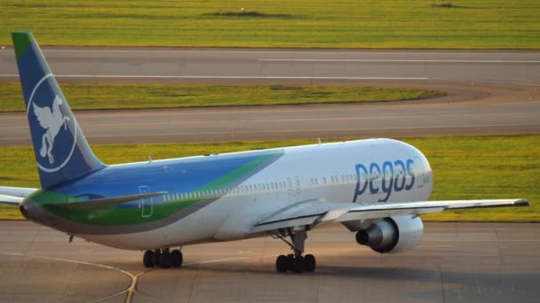 Pegas Fly letadlo na dráhu na letišti Šeremetěvo, Moskva — Stock video