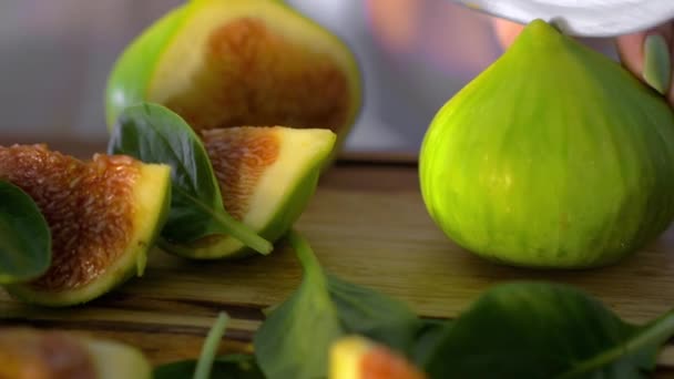 Вырезать зеленый инжир и листья базилика — стоковое видео
