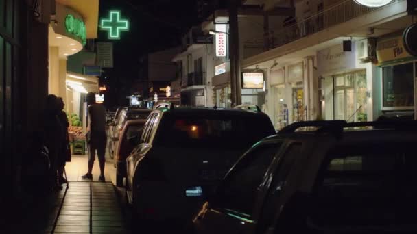 Straat in kleine stad 's nachts, Griekenland — Stockvideo