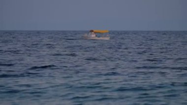 Tekne deniz dalgaları üzerinde sallanan