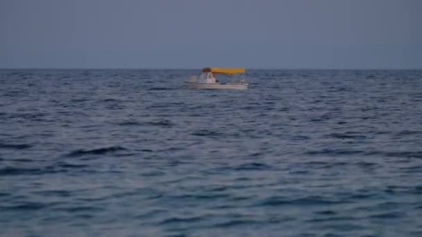 Barco balançando em ondas do mar — Vídeo de Stock