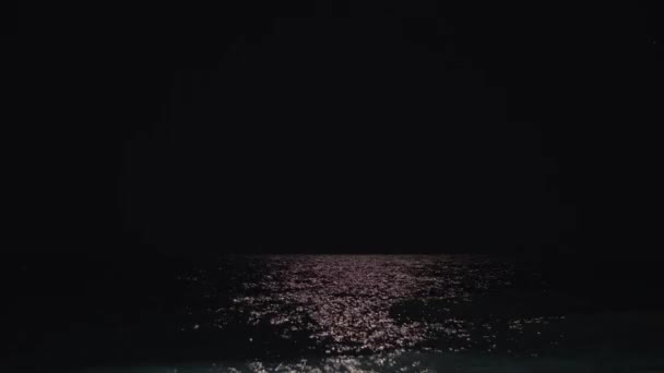 Mare scuro e cielo nero di notte — Video Stock