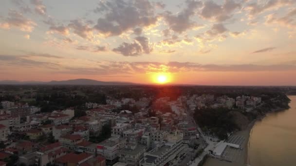 Panorama aérien de la station balnéaire et de la mer au lever du soleil. Nea Kallikratia, Grèce — Video