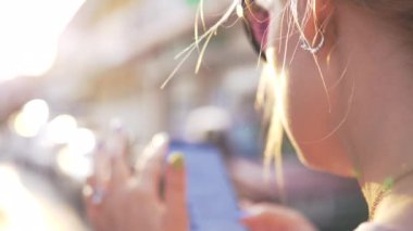 Kadın şehirdeki sokak mobil İnternet sörf