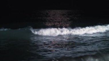 Deniz kıyısında yuvarlanma sallayarak ile gece waterscape