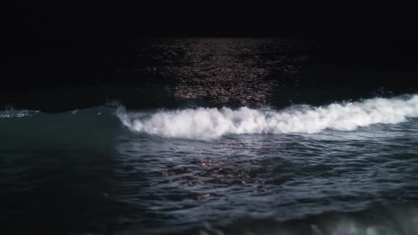 Απαιτήσεις των κολυμβητών νύχτα με κουνώντας θάλασσα τροχαίο στην ακτή — Αρχείο Βίντεο