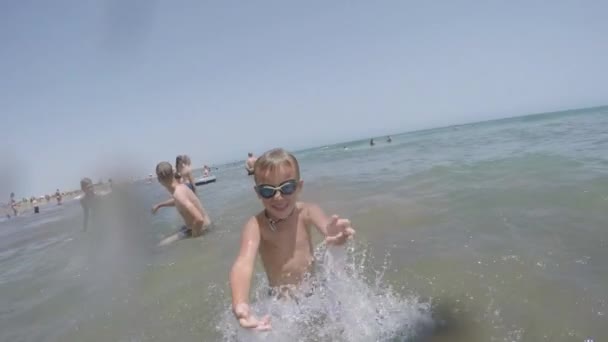 Junge planscht im Urlaub auf Gran Canaria beim Baden im Meer — Stockvideo