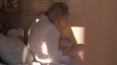 Anne emzirme bebek yatak odasında