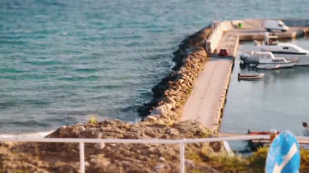 Timelapse de olas de mar y muelle con barcos — Vídeos de Stock