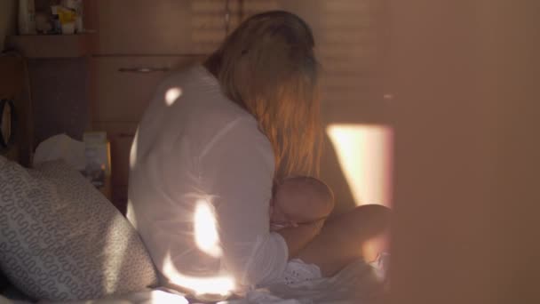 Mutter stillt Baby im Schlafzimmer — Stockvideo