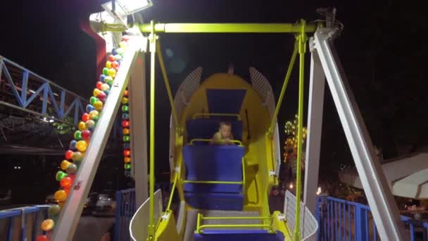 Dítě s pirátskou lodí jezdit v zábavním parku — Stock video