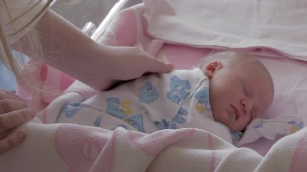 Sleeping newborn baby in maternity hospital — Stock Video