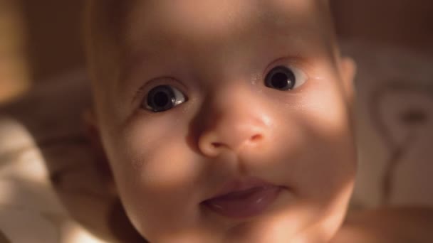 女の赤ちゃんの笑顔屋内ポートレート — ストック動画